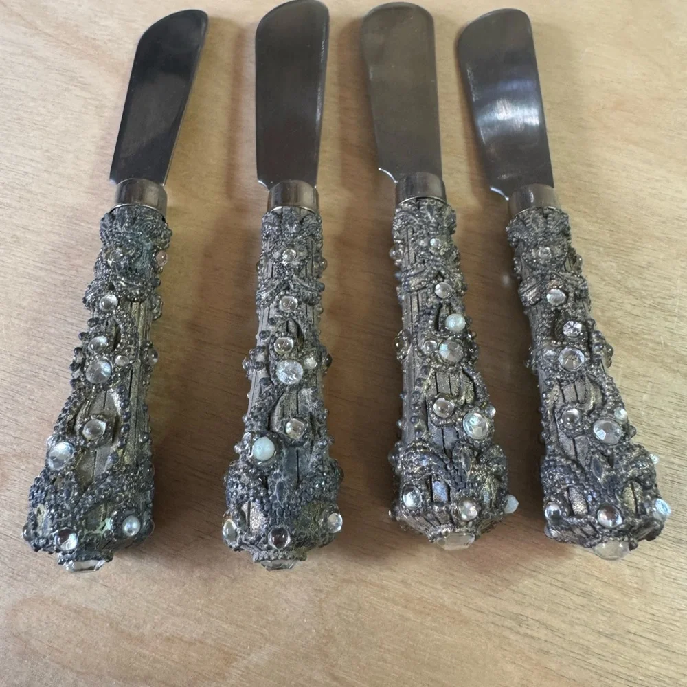Vintage set of 4 ornate handled butter/cheese spread knives